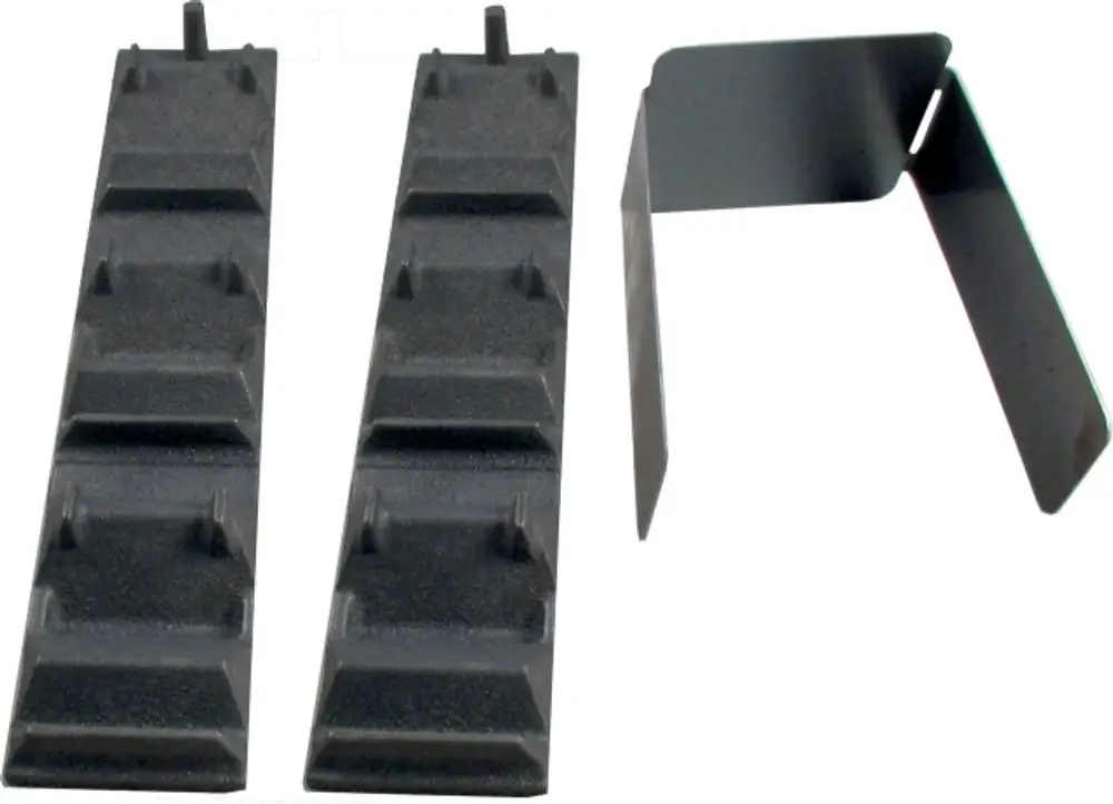 Zwei schwarze Abgasregulatoren mit hervorgehobenen Noppen und ein kleines Metallteil. Die Teile sind für den Einsatz in Gusskesseln von Wolf geeignet.